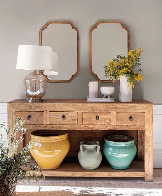 Terminamos el repaso a las claves del estilo provenzal por el principio: la entrada de nuestro hogar, un aperitivo perfecto a lo que encontraremos según vayamos adentrándonos en la casa. Los colores, los materiales y el 'allure' de este recibidor casan a la perfección. El mueble aparador cuesta 1.100 euros, los jarrones de cerámica esmaltada están disponibles desde 59.99 euros y los espejos, desde 89.99 euros.