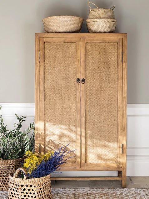 Seguimos con la madera como material protagonista, con acabados se efecto envejecido y siluetas vintage, con detalles en hierro forjado y un perfecto equilibrio entre robustez y ligereza. Por eso, este armario, que encajará igual de bien en el dormitorio, en el salón o en el recibidor, es una compra perfecta. Cuesta 995 euros en El Corte Inglés.