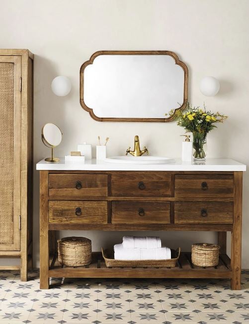 También en el baño nos dejamos llevar por este estilo de inspiración rustic chic con muebles robustos como este madera envejecida con detalles de hierro forjado en los tiradores de El Corte Inges. Cuesta 1.295 euros e incluye el lavabo.