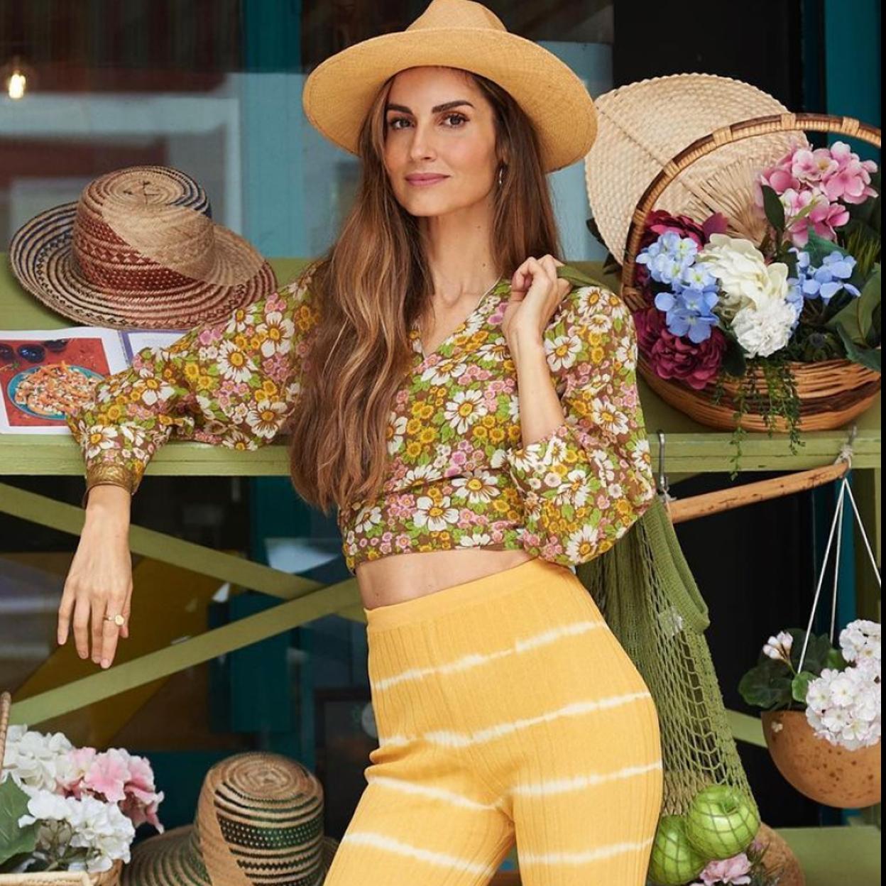 Ariadne Artiles ha combinado estas sandalias con panalones boho y blusa de flores.