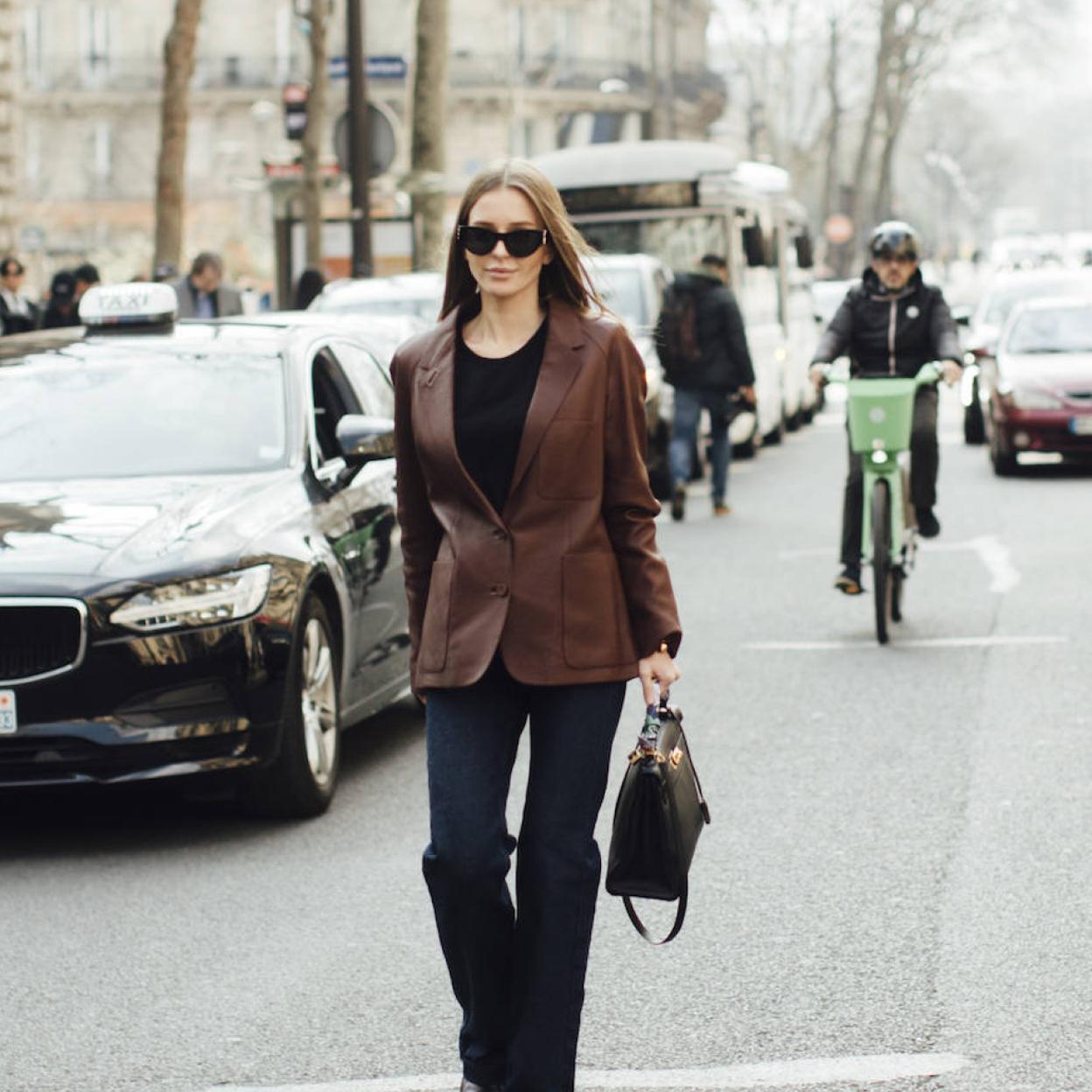 Pincha en la foto para ver los tops de punto tendencia de Zara por menos de 20 euros con los que irás cómoda y a la moda en tu look de diario con vaqueros