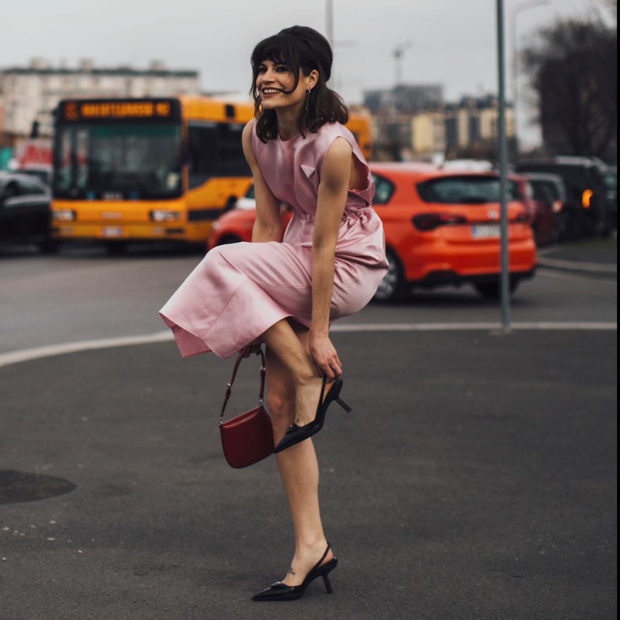 El rosa es uno de los colores de la temporada y hacerte con un vestido es una buenísima opción.