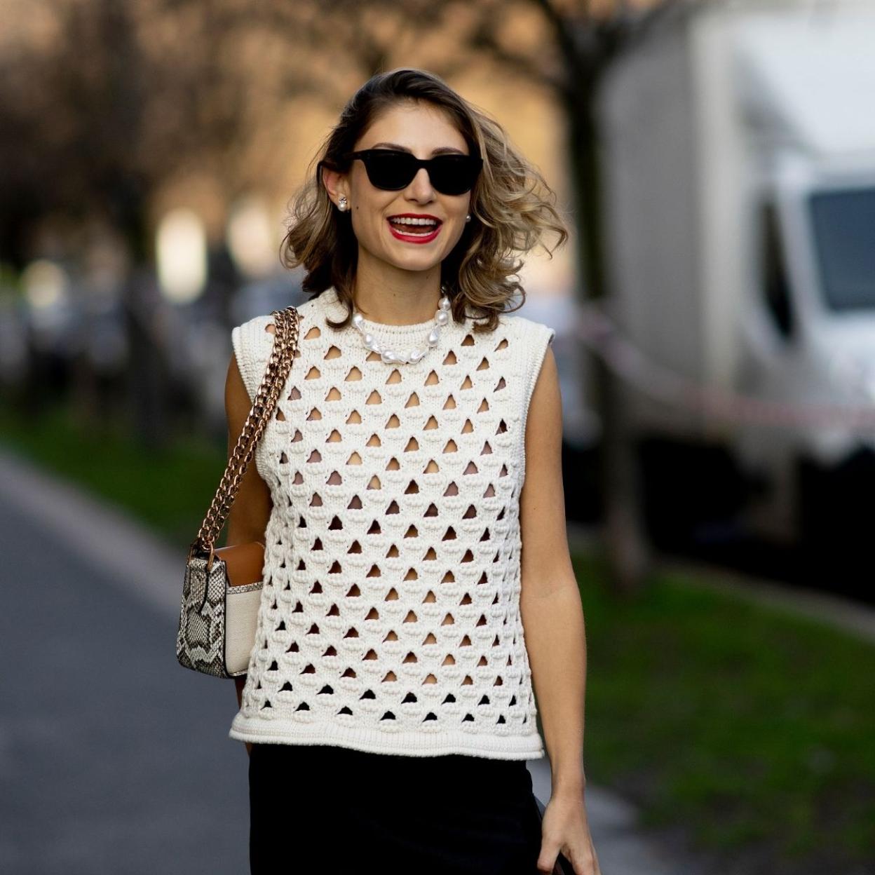 Ficha el nuevo top de lino de Oysho: cómodo, versátil y la nueva prenda comodín del verano