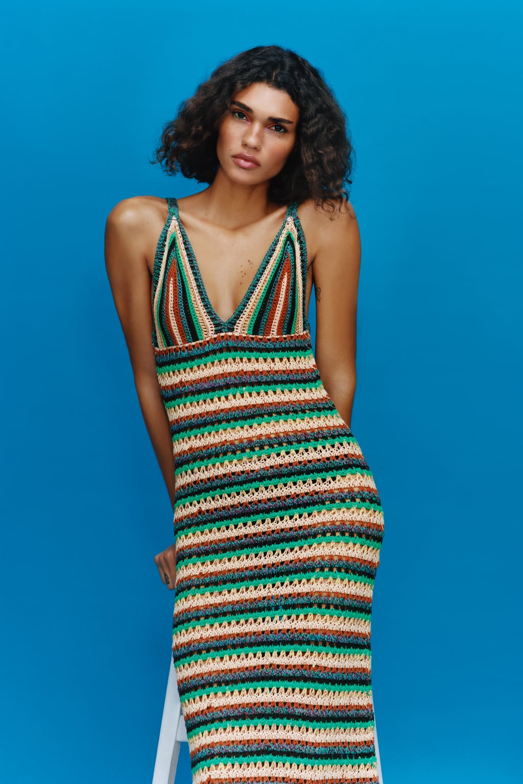 Los vestidos son la prenda clave de esta tendencia. Este diseño con escote pronunciado y rayas de colores es perfecto para las noches de verano. Vestido largo en verde, negro y beige de Zara (29,99 euros)