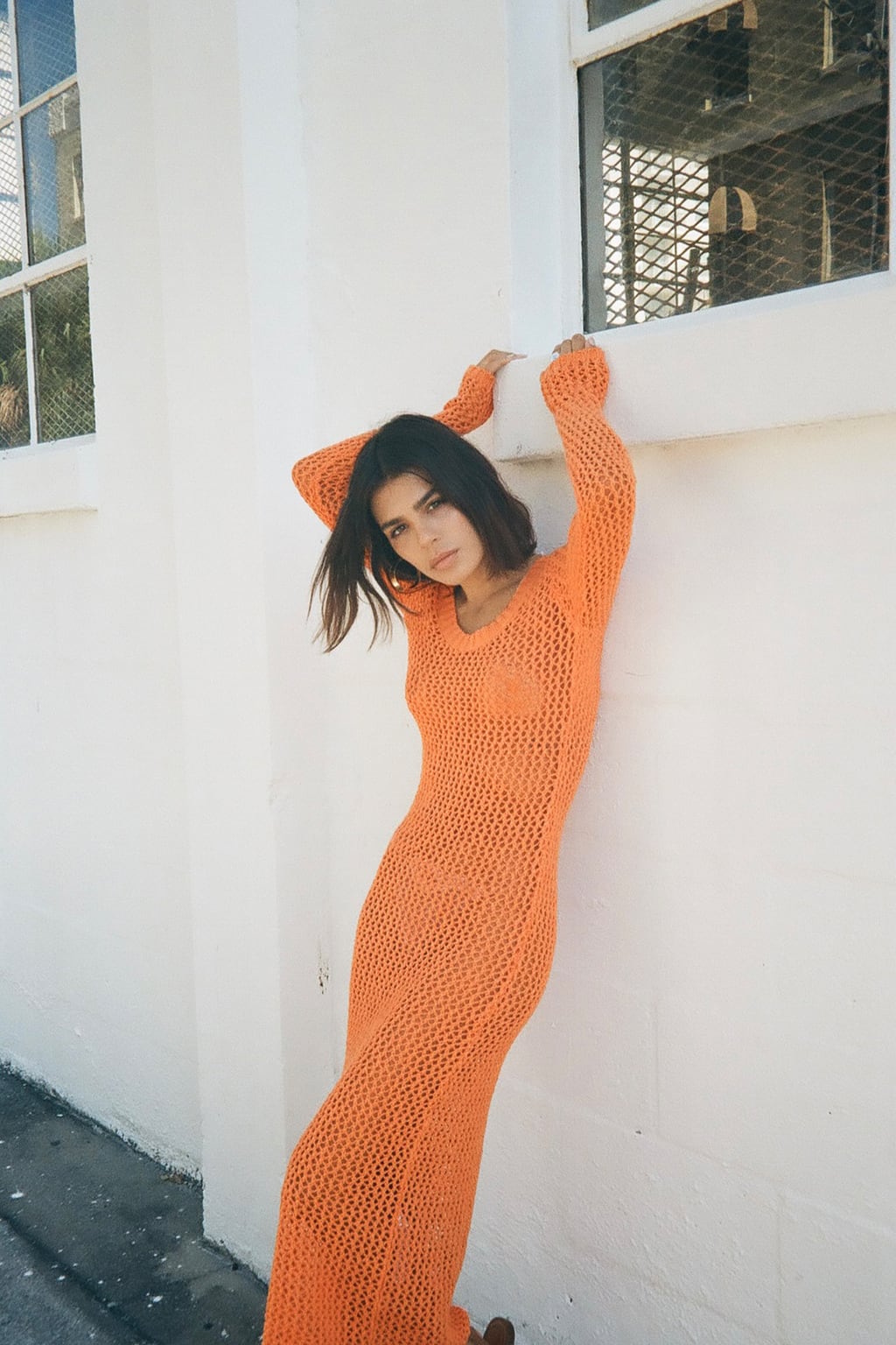 Los colores vitamina son los mejores aliados de los vestidos de crochet. Elige un sofisticado diseño de manga larga que realce tu silueta. Vestido largo de Zara (35,99 euros)