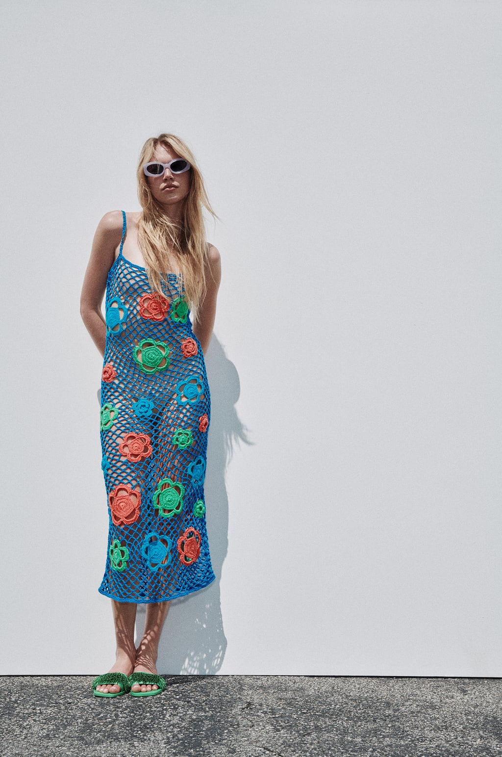 Los vestidos midi se han posicionado como los favoritos de la temporada. Y no podía ser menos con el tejido de crochet. Este original diseño de Zara, cubierto de flores, es perfecto para las próximas vacaciones. Vestido de tirantes de Zara (59,99 euros)