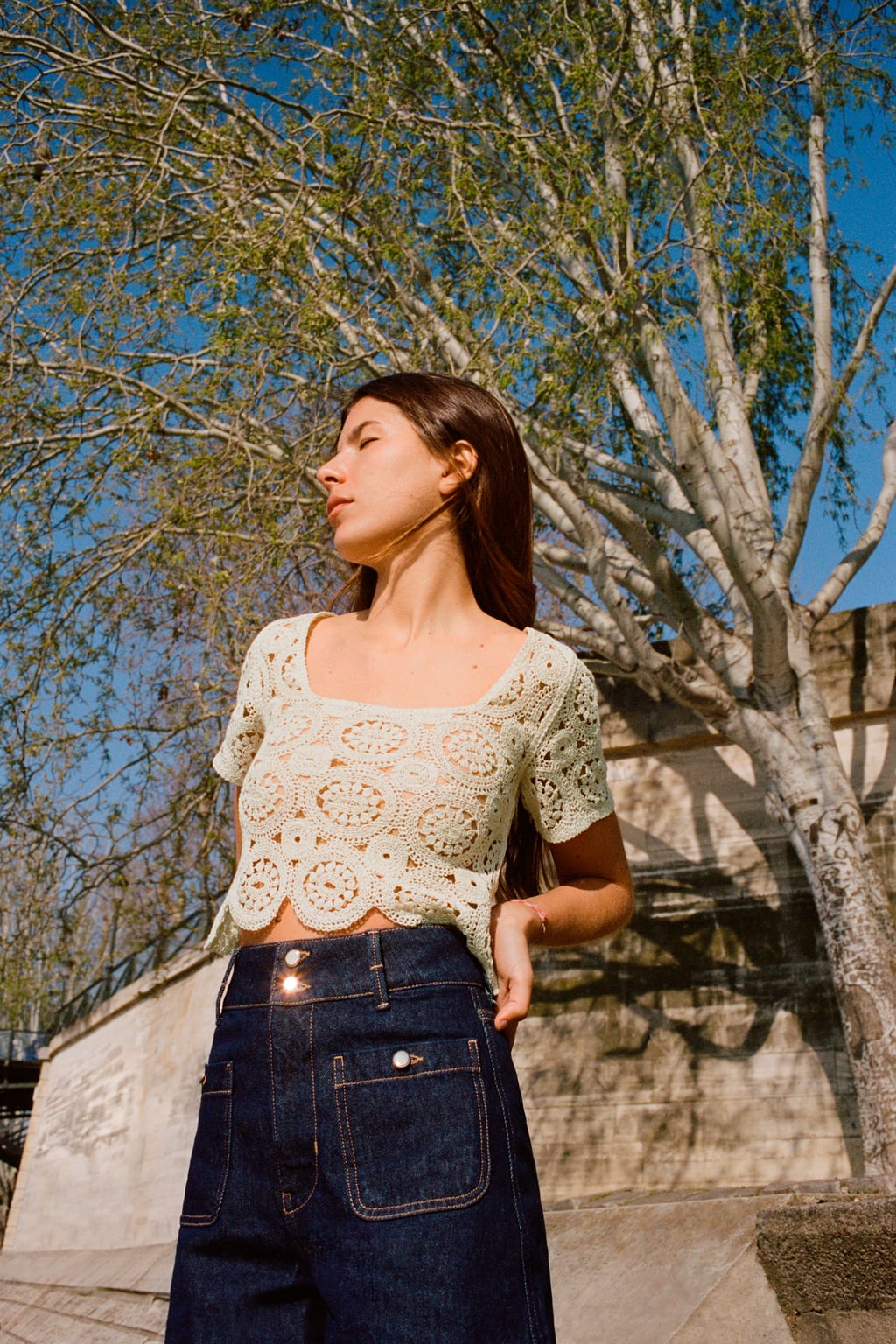 Cuando pensamos en prendas de crochet nos viene siempre a la cabeza este tipo de tops, sencillos pero completamente efectivos. Top en color crema de Zara (25,99 euros)