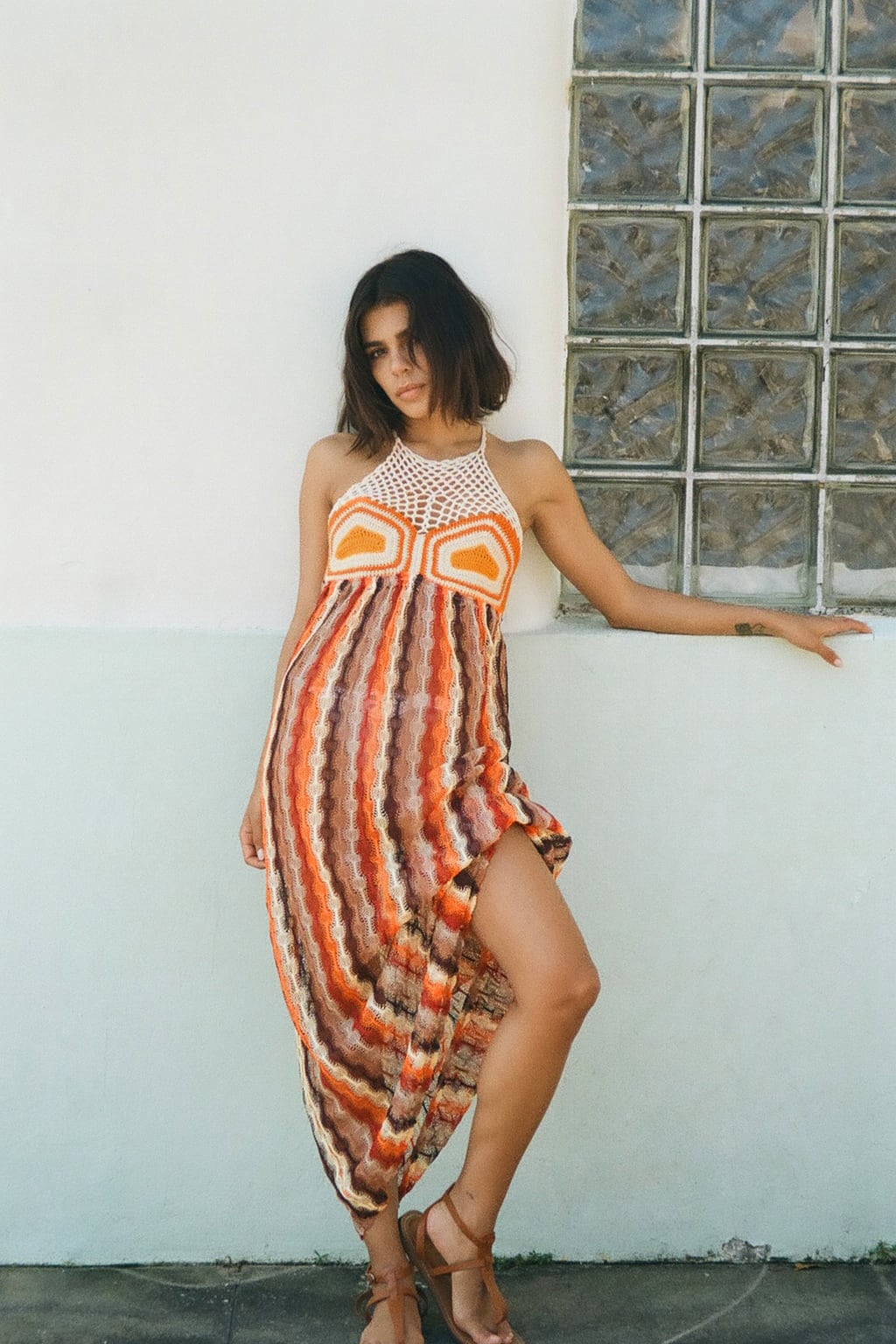 Otra de las propuestas más originales de la colección de verano de Zara es este vestido Calados, rayas y bordados para un traje que no pasará desapercibido. Vestido midi de Zara (29,99 euros)