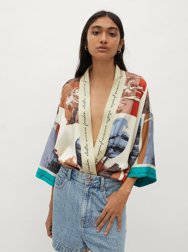 Kimono abierto estampado satinado con manga 3/4, muy elegante para llevar metido por dentro de tus faldas o pantalones. Precio: 35.99 euros.