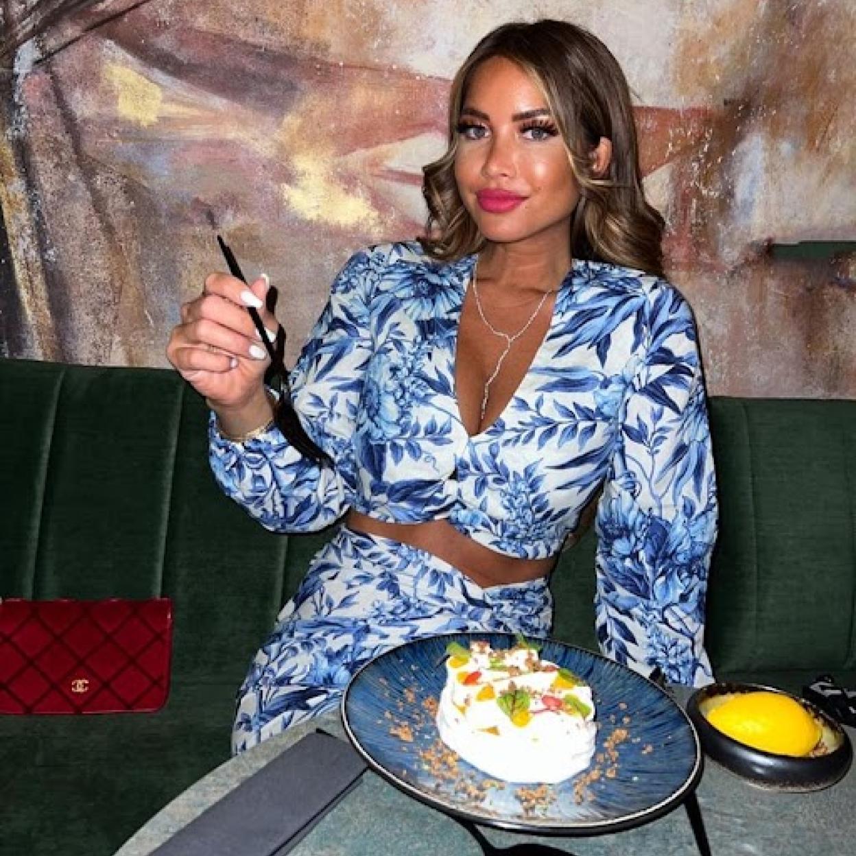 Pincha en la imagen para ver Las faldas midi que más estilizan con las que arrasarás esta primavera-verano en looks con camisetas o camisas básicas las encontrarás en Sfera