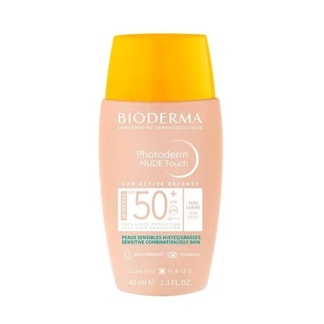 ¿Un toque de color después del protector solar? Ya no es necesario con Photoderm Nude de Bioderma. Es un todoterreno: aporta  8 horas de control de la grasa  gracias a sus polvos absorbentes,  protege el rostro frente a los UVA y UVB , unifica la tez y potencia el resplandor y, además,  corrige imperfecciones . 