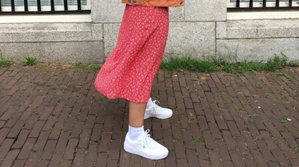 Las zapatillas blancas perfectas para llevar con vestidos en verano: de las clásicas a las tendencia más buscadas