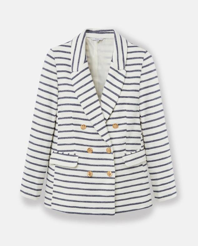 Fórmula Joven de El Corte Inglés tiene la blazer marinera que más llevarás en la noche veraniega. La encontrarás en color blanco y doble abotonadura dorada. Precio Rebajado: 48,99 €.