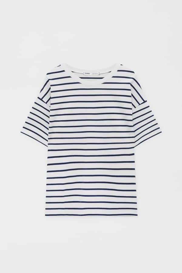 La icónica camiseta de rayas de manga corta con cuello redondo, la llevarás en tu maleta a todas partes (te solventará todos tus looks). Pertenece a los best-sellers de Pull&Bear Precio: 15,99 €.
