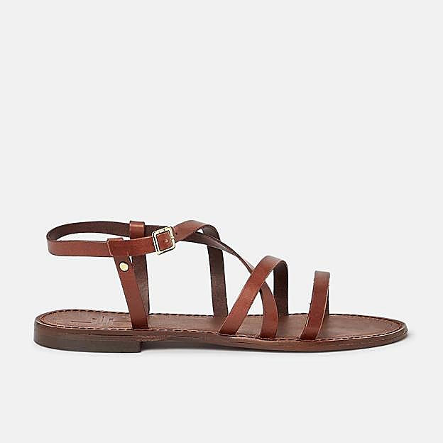 Imagen principal - Las sandalias griegas que combinan con todo, parecen de lujo y arrasan entre las influencers​​