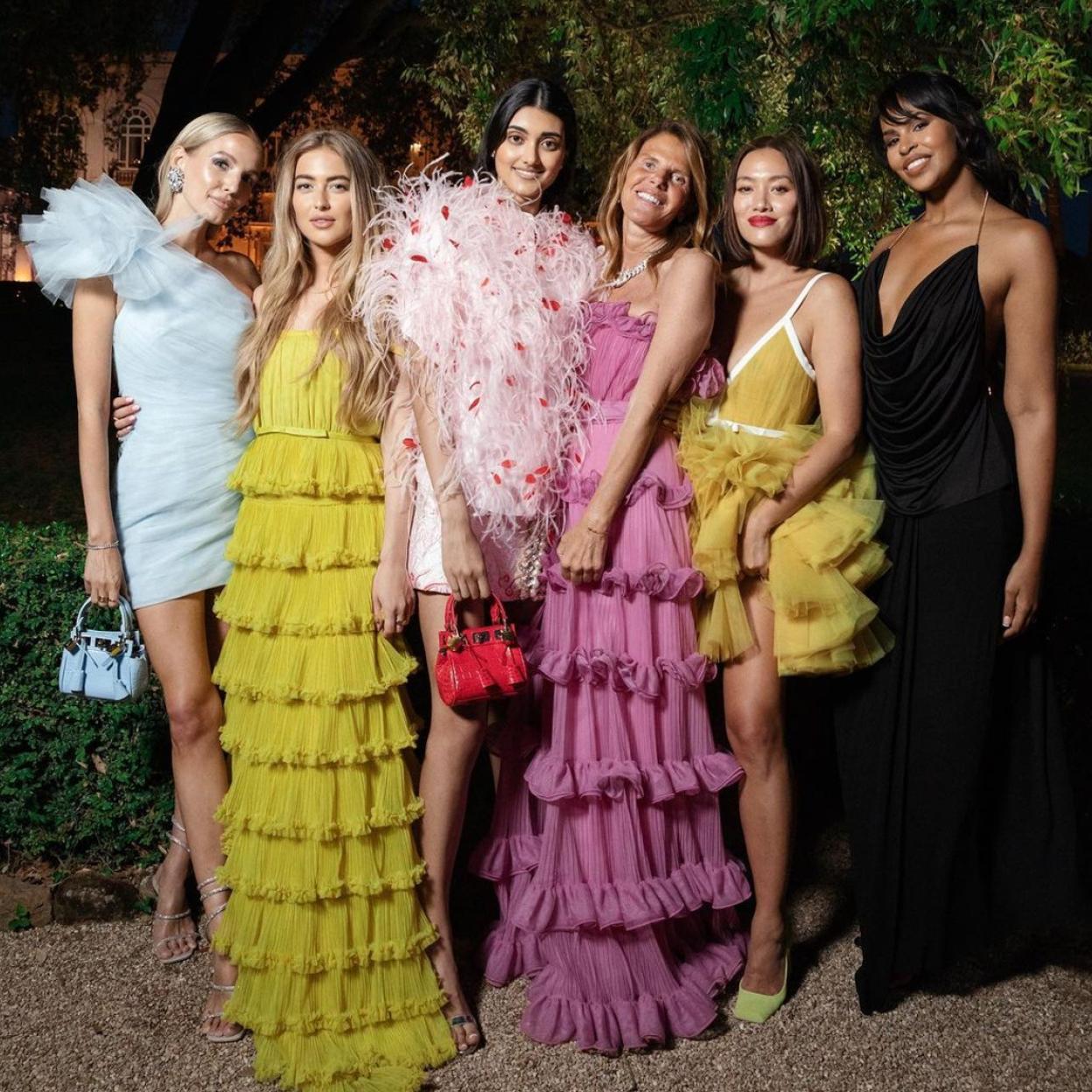 Pincha en la imagen para descubrir más vestidos de lino de Zara. 