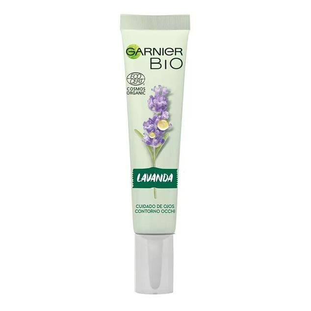 Apta para pieles sensibles, esta crema de ojeras hidrata y regenera la piel al mismo tiempo que combate arrugas y líneas de expresión. Para una mirada a prueba de balas.  Compra aquí .