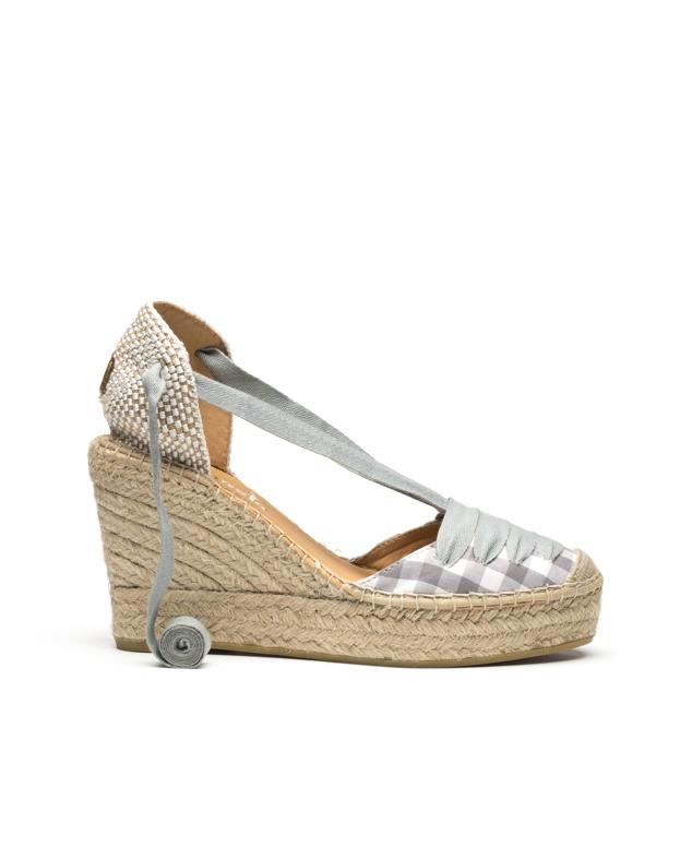 Para aquellas que se atrevan con un toque diferente, este modelo de  Vidorreta (75,90 €)  tiene ese toque naíf que combina genial con vaqueros, shorts estampados y vestidos vaporosos. Te pongas lo que te pongas, el romanticismo está asegurado.