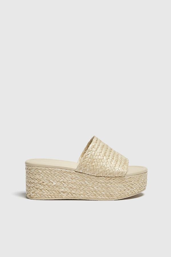 Tan versátiles que te faltarán ocasiones para llevarlas.  Pull & Bear (29,99 €)  apuesta por una sandalia con plataforma, destalonada y con suela de yute. Perfectas para cualquier momento y ocasión.