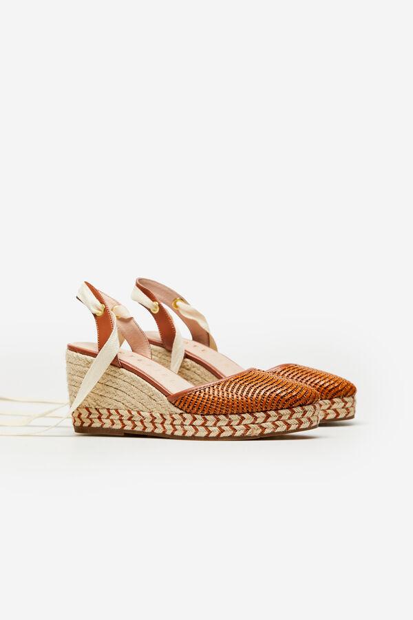 Este modelo de  Cortefiel (59,99 €)  está lleno de detalles (y por eso nos encanta). Su punta trenzada le da un toque chic y elegante, a la vez que su altura de 8,5 cm te permitirá estilizar mogollón las piernas. No habrá quién te pare.