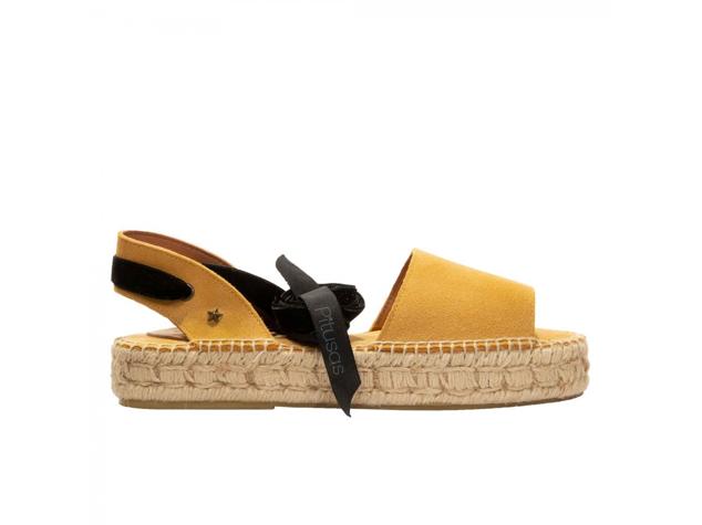 No apto para supersticiosos, pero sí para las fans del amarillo.  Pitusas (62 €)  propone un modelo original, cómodo y perfecto para el día a día. 