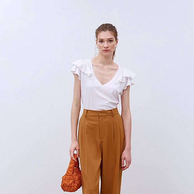 La camiseta con cuello de pico