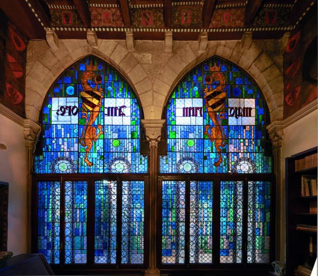 La casa natal del arquitecto gerundense Rafael Masó (1880-1935), que conserva su decoración decimonónica, es la única de las casas del río Onyar abierta al público. Hasta septiembre alberga la exposición Una luz novecentista, los vitrales de Masó, con dibujos originales y fotografías de las vidrieras que diseñó. (rafaelmaso.girona.cat).