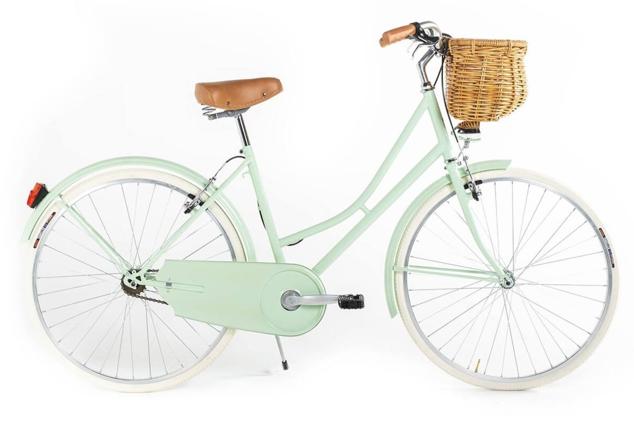 Junto a la estación puedes alquilar una bicicleta y visitar el casco histórico libre de coches o explorar pueblos medievales y llegar a la costa por las vías verdes que circundan la ciudad. Diseñan rutas a medida y guiadas. (cicloturisme.com).