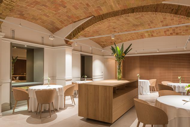 Los chefs Isidro Soler y Arnau Casadevall prestan especial atención a las verduras. Su celeri meunire, apio al horno y marcado como si fuera un solomillo regado con una salsa cítrica y caviar es uno de sus platos insignia. (dvnum.com).