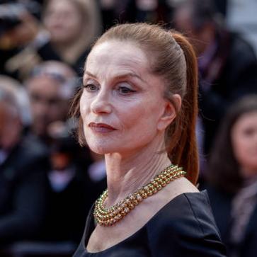 Imagen secundaria 1 - Dos peinados espectaculares para llevar a los 60 porque rejuvenecen al instante sin importar las canas