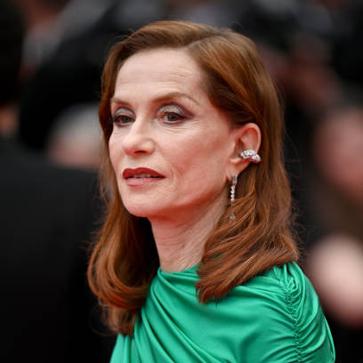 Imagen secundaria 1 - Dos peinados espectaculares para llevar a los 60 porque rejuvenecen al instante sin importar las canas