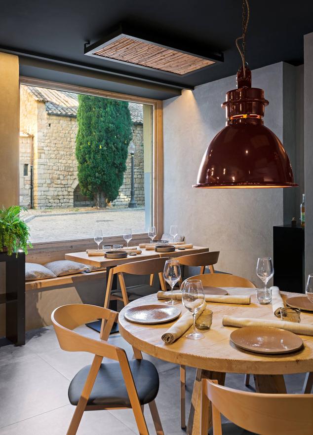 Adriá Bou Oliver lleva los fogones de este restaurante ubicado en una antigua sacristía frente a la Iglesia de los Galligants y en el que da una vuelta de tuerca a la gastronomía tradicional. (terramrestaurant.cat).