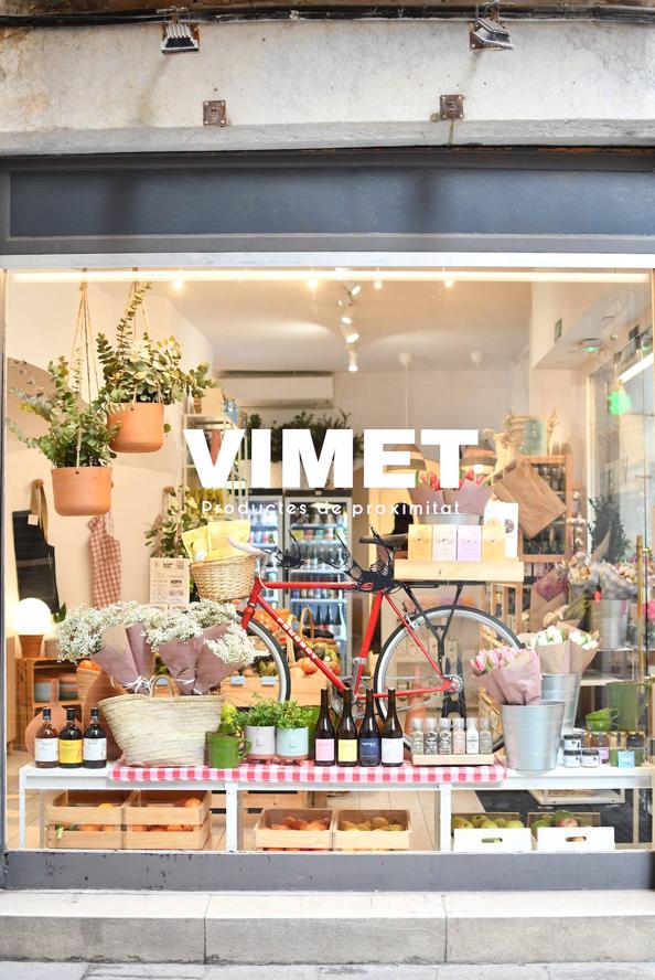 Su logo es una golondrina, su nombre significa cesta de mimbre y su máxima “de la tierra a casa” revela una apuesta decidida por los productos naturales de temporada y proximidad que potencien la economía local, la sostenibilidad y el medio ambiente. Abierta recientemente, tienen vinos, sidras y cervezas artesanas, flores, frutas y verduras frescas, piezas de ceramistas del Ampurdán y objetos para la casa de artesanos gerundenses. (Instagram: @vimetgirona).