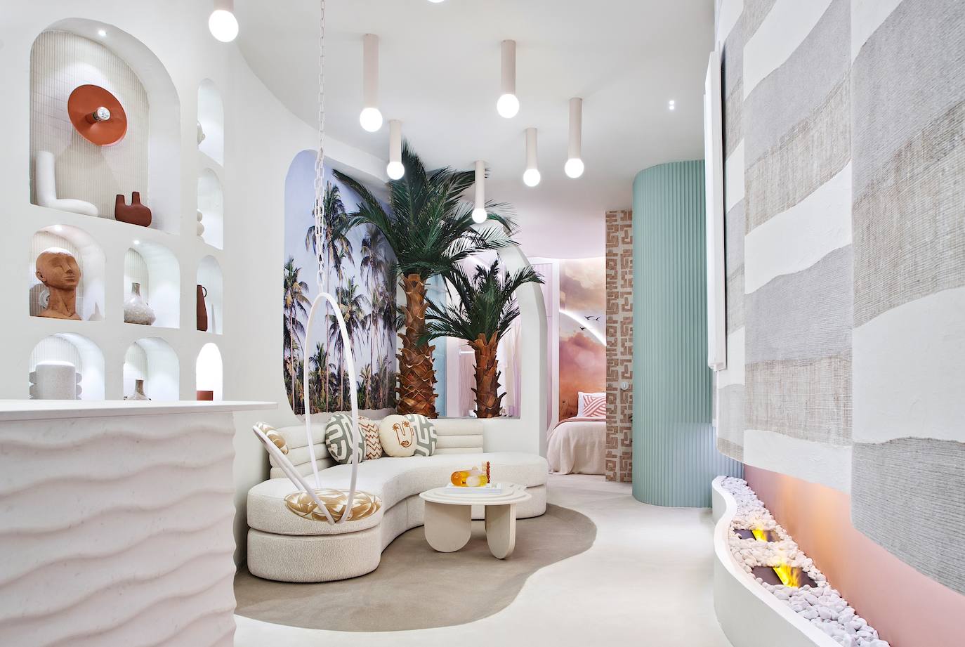 Virginia Gasch, fundadora del estudio de interiorismo VG Living y Cristina Ontoso, directora comercial y de marketing de la promotora inmobiliaria Culmia, comparten con nosotras una serie de tendencias deco con las que lograr un hogar que pueda hacer sentir bien a sus habitantes, convirtiendo las viviendas en oasis de paz, donde poder evadirse y olvidarse de los problemas del día a día. "Los cambios en nuestro modo de vida –acentuados por la pandemia– han hecho que busquemos en el lugar que vivimos, y en el que ahora pasamos más tiempo, un espacio que nos aporte equilibrio, que nos ayude a encontrarnos mejor y a cargar las pilas", aseguran, "y para lograrlo, el diseño y la decoración de los hogares juega un papel fundamental, ya que depende de la morfología de los espacios, los colores o los muebles que son capaces de lograr que nuestra casa se convierta en el refugio perfecto". 