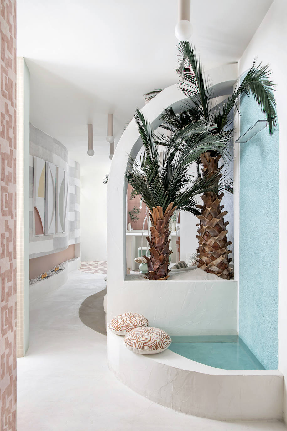 La calidad del aire, el confort acústico y térmico son prioridades a la hora de decorar nuestra casa, confirma Cristina Ontoso. "La calidad ambiental interior es uno de los elementos más importantes hoy en día a la hora de pensar en la vivienda, ya que contribuye al confort y a mejorar a la salud y el bienestar en el hogar", asegura la experta, que además nos cuenta que "contar con una vivienda aislada correctamente ayuda a mejorar la calidad del sueño y, por tanto, el descanso. Contribuye a la reducción del estrés y el aumento de la capacidad de concentración, favoreciendo también las relaciones y la calidad del ambiente interior". Por último, la directora de marketing de Culmia subraya que "la temperatura es también un elemento fundamental para nosotros a la hora de pensar en el bienestar. Lograr unas condiciones ideales de temperatura en un hogar repercute directamente en situaciones que mejorarán nuestra salud y harán que nos sintamos a gusto en casa".