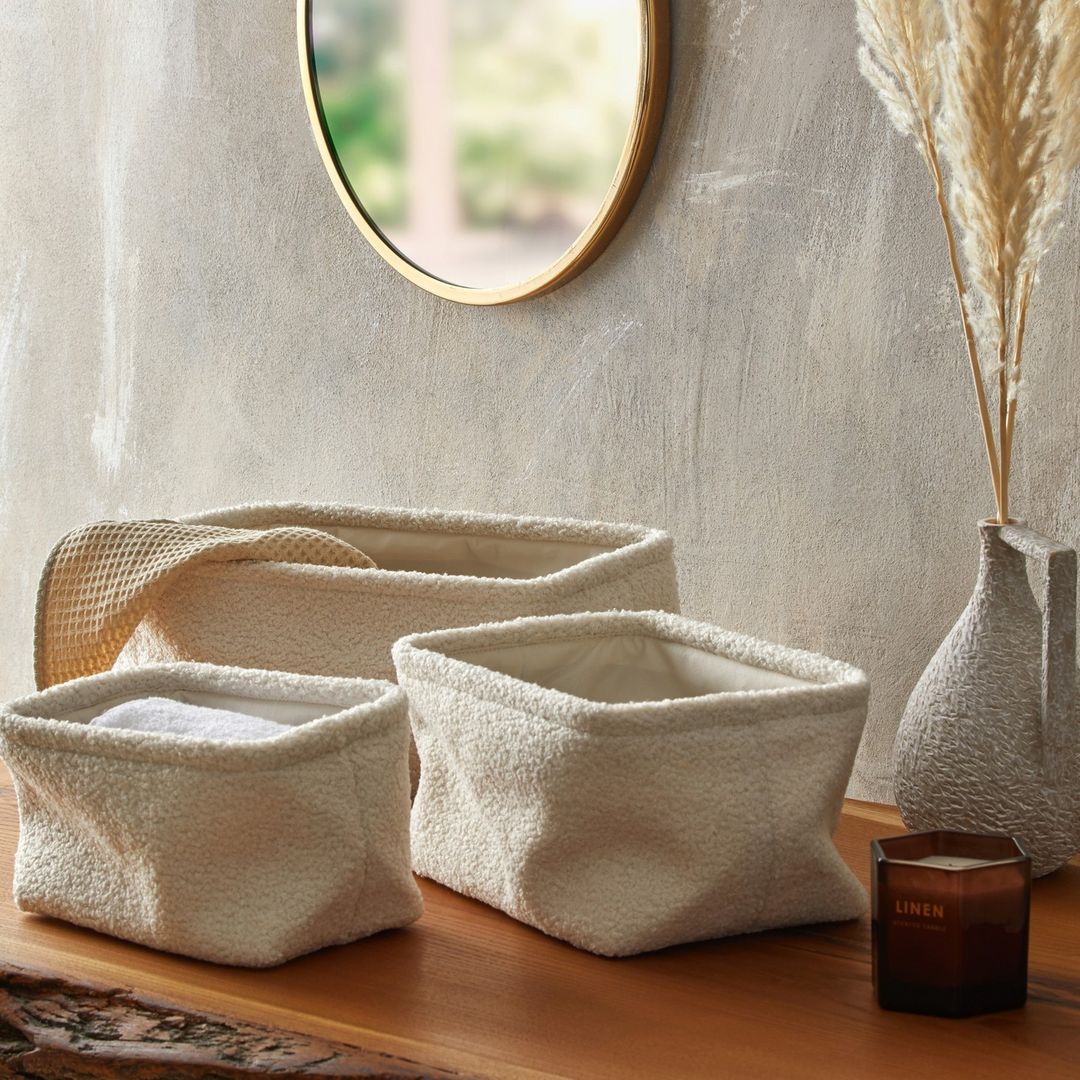 El orden en el hogar es clave, y en el baño se hace más imprescindible si cabe. Tener una rutina beauty perfecta es mucho más fácil si tenemos todos nuestros productos en perfecto estado de revista y para conseguirlo, estas cestas de Primark Home, disponibles desde 9 euros.