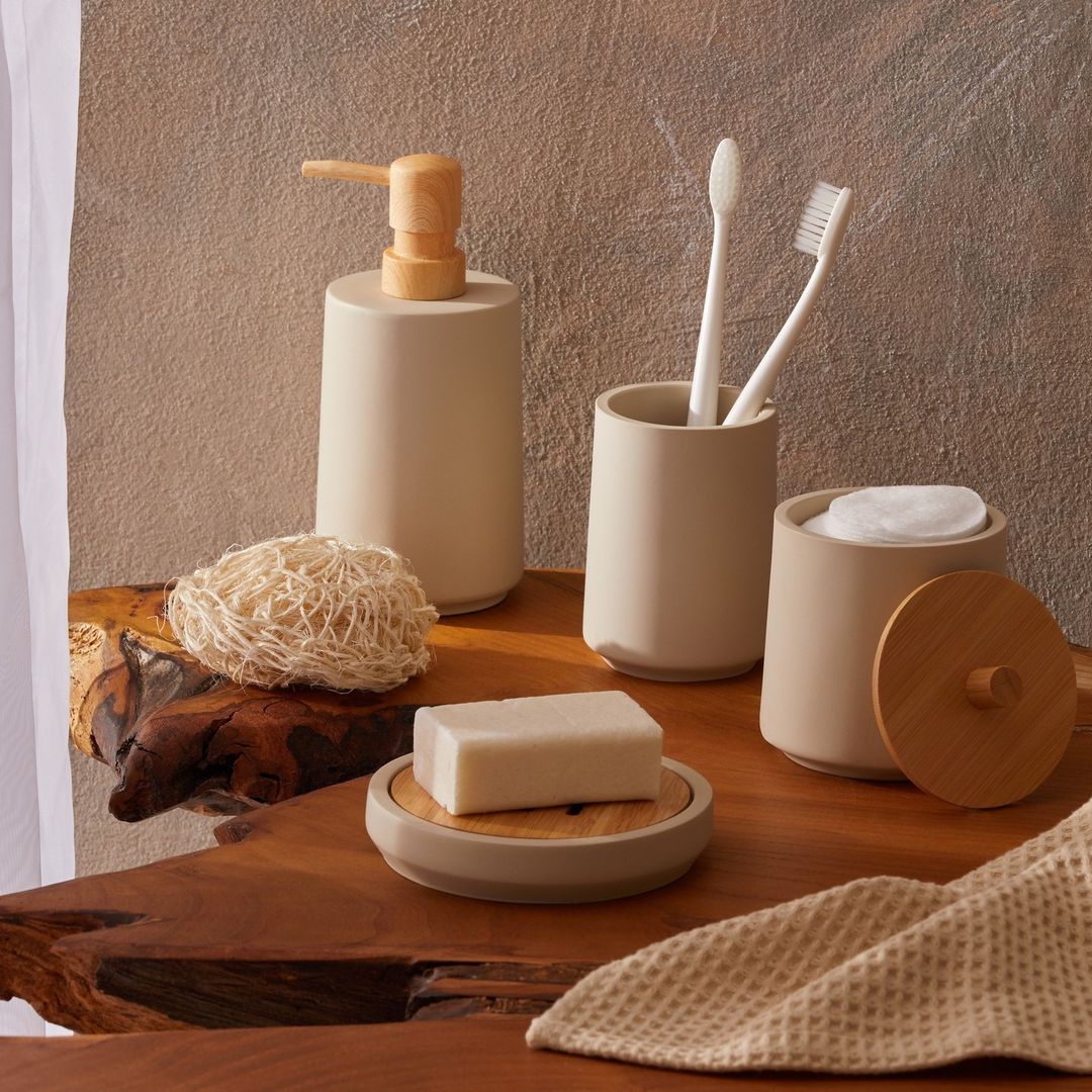 Tenemos que reconocer que tener unos accesorios de baño bonitos y a juego, no cada cosa de su padre y de su madre, conseguirá que tu baño tenga un aspecto mucho más elegante y lujoso. Este sencillo set en cerámica blanco roto con detalles de madera es perfecto para el baño de cortesía (cada pieza cuesta 4 euros).