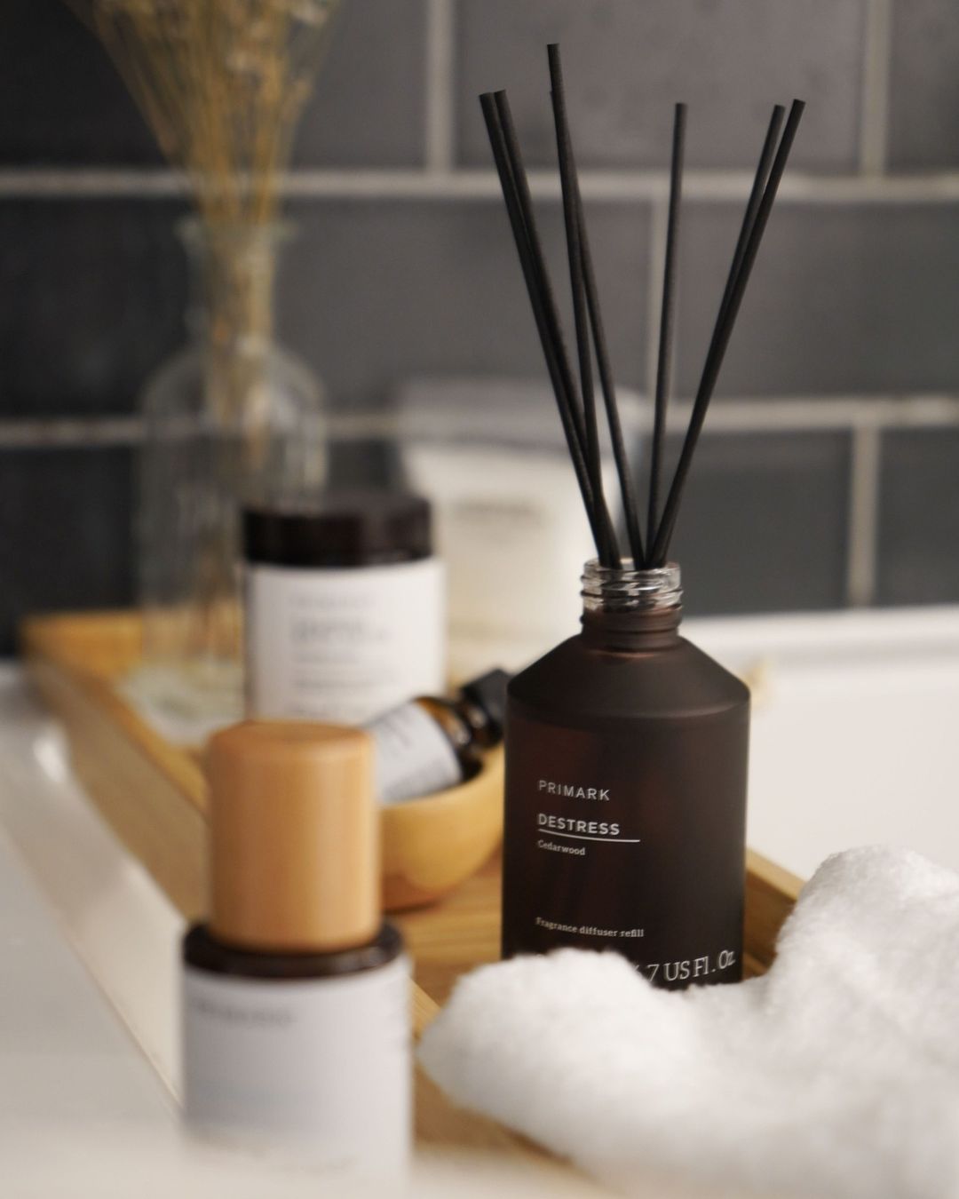 Y otro toque muy spa para tu baño de lujo low cost es este ambientador en stick, disponible por 5 euros.