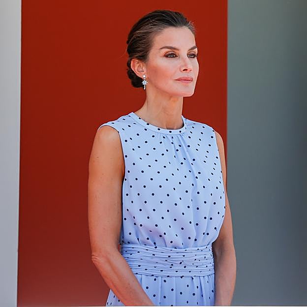 Imagen principal - Los detalles del look de la reina Letizia en el Día de las Fuerzas Armadas-