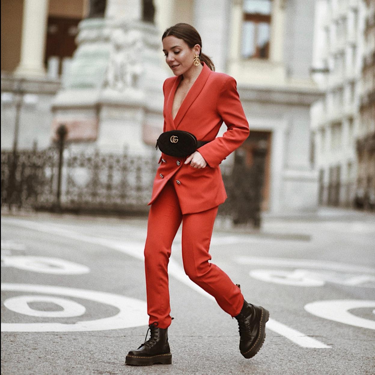 Pincha en la foto para ver los bolsos de rafia más originales para llevar una y otra vez en tus looks de verano