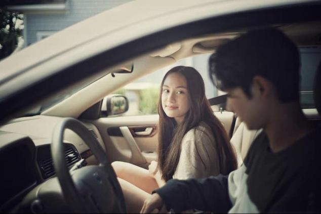 Basada en el libro homónimo de Jenny Han, esta dramedia romántica cuenta la historia de Belly que mide su vida en los veranos que experimenta. Para ella, todo lo bueno y todo lo mágico sucede en junio y agosto, mientras que los inviernos son el descuento para que llegue ese momento en sus vidas. En su primer verano conoce a Jeremiah y Conrad, dos chicos que lo han sido todo. Pero llegará un verano en el que todo cambie. 