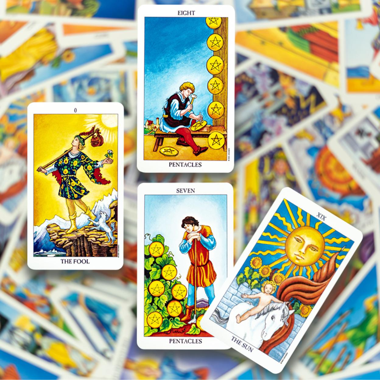 La tirada de esta semana combina El Sol y El Loco con Ocho y el Siete de Oros (pentáculos)-