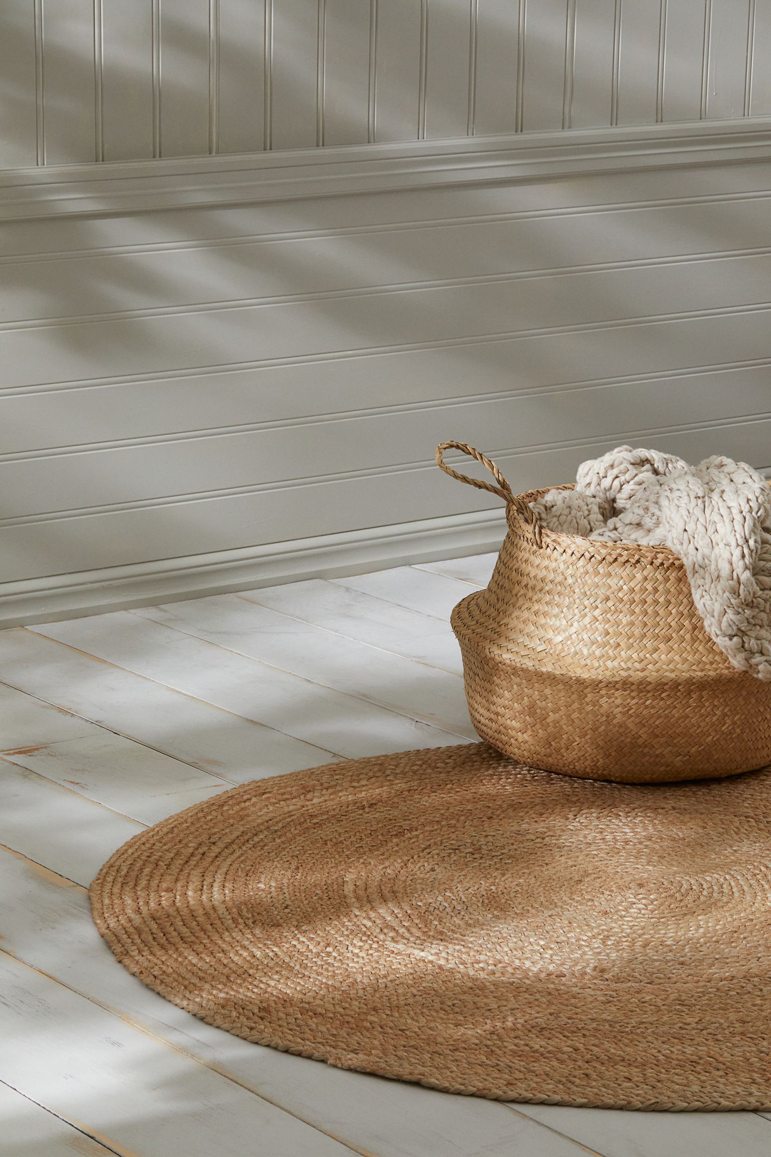 La decoración con fibras naturales, además de responsable, está de plena tendencia. Esta alfombra de yute, perfecta para espacios exteriores, cuesta 29.99 euros.