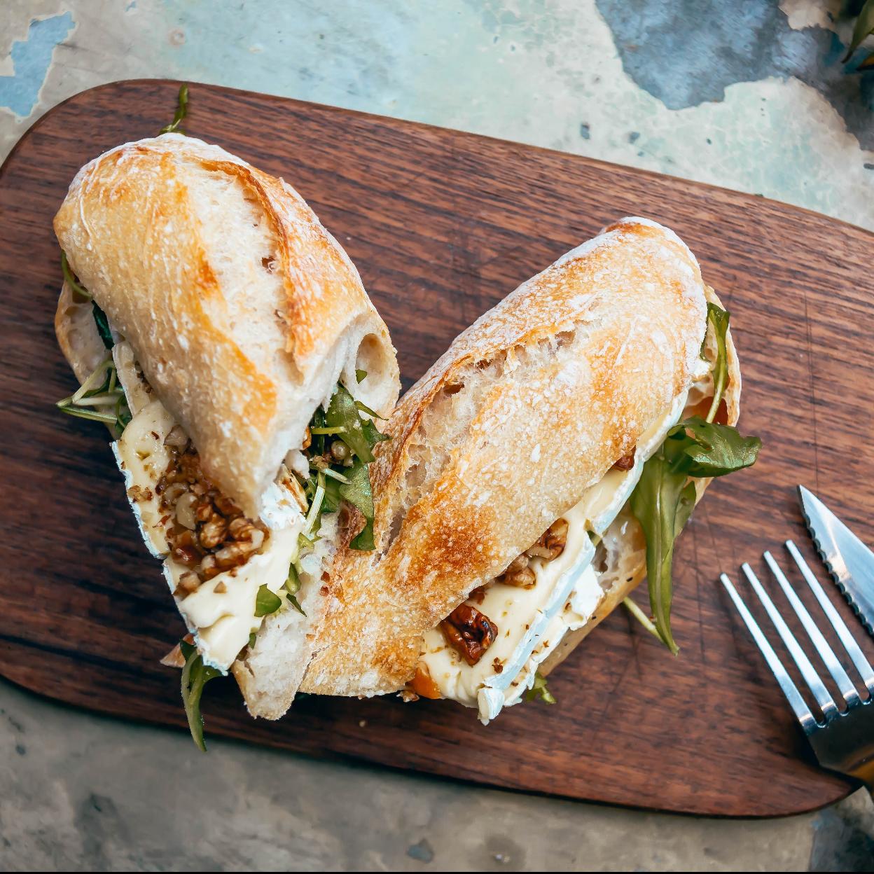 Los bocatas ya se han convertido en un plato que se come con cuchillo y tenedor. 