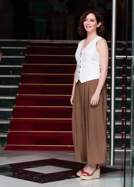 Imagen - Isabel Díaz Ayuso lució un chaleco con pantalones fluidos y unas sandalias de cuña.