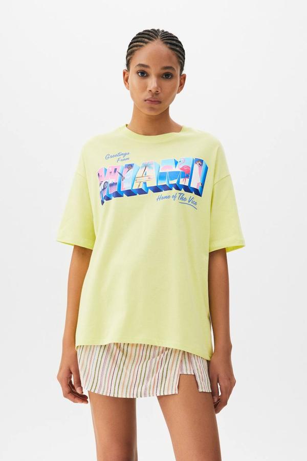 Camiseta de manga corta color lima decorado con estampado de ‘Miami Vice’, de Pull&Bear. Tiene un coste de 15,99 euros.