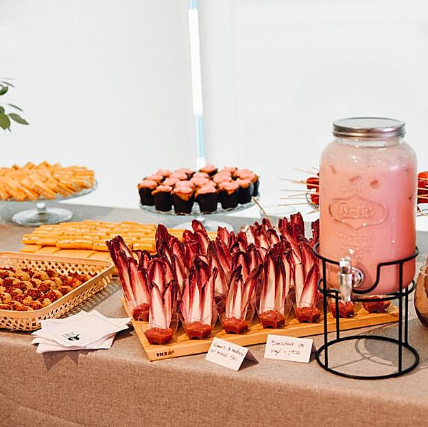 Imagen principal - Al final del evento las asistentes pudieron disfrutar de un cóctel saludable