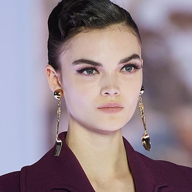 El truco viral para unas pestañas rizadas no es la máscara, es la vaselina que tienes en casa (y tenemos la prueba)