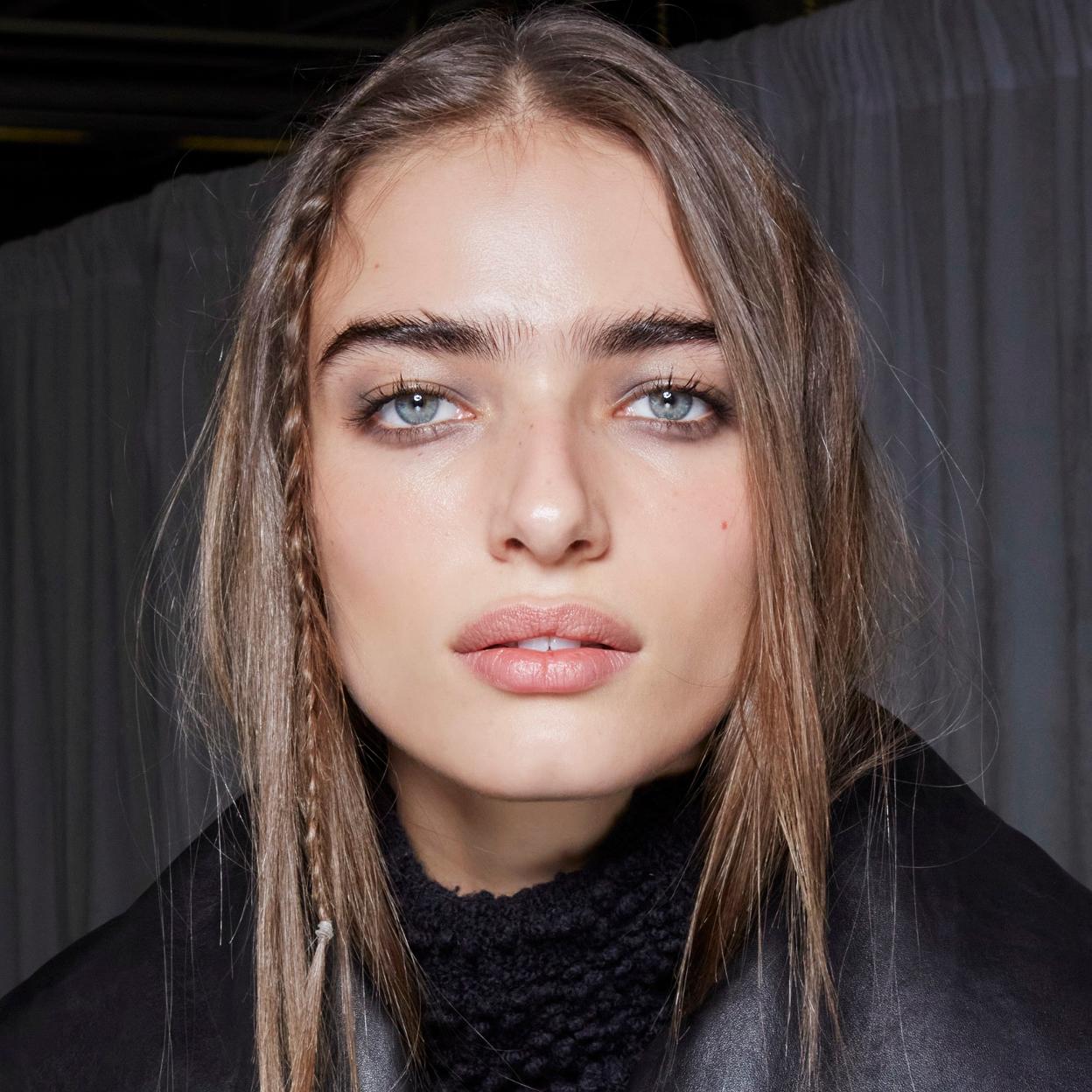 Dos correctores de canas instantáneos y duraderos que arrasan en Amazon y que son muy fáciles de aplicar sin manchas