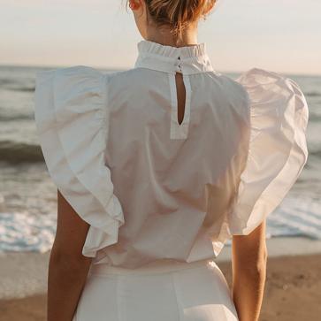 Imagen secundaria 1 - Ficha la espectacular blusa blanca made in Spain de Eva González que mejora un look con vaqueros